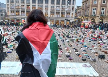 Ölen Filistinli çocukları anmak için on bin ayakkabı Amsterdam Dam’da sergilendi