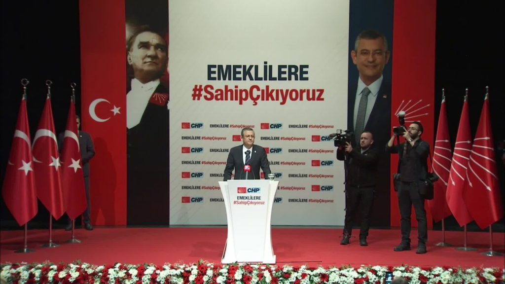 Özgür Özel emeklilerle buluştu: "Kur korumalı mevduata 800 milyar veren iktidar, emeklilere 200 milyar lirayı çok görüyor.  Ayağa kalkın, hakkınızı alın"