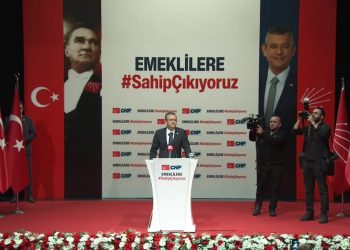 Özgür Özel emeklilerle buluştu: "Kur korumalı mevduata 800 milyar veren iktidar, emeklilere 200 milyar lirayı çok görüyor.  Ayağa kalkın, hakkınızı alın"
