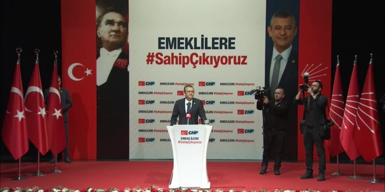 Özgür Özel emeklilerle buluştu: "Kur korumalı mevduata 800 milyar veren iktidar, emeklilere 200 milyar lirayı çok görüyor.  Ayağa kalkın, hakkınızı alın"