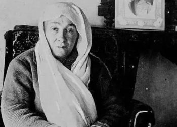 Özgür Özel ve CHP'li Nazlıaka, Zübeyde Hanım'ı andı