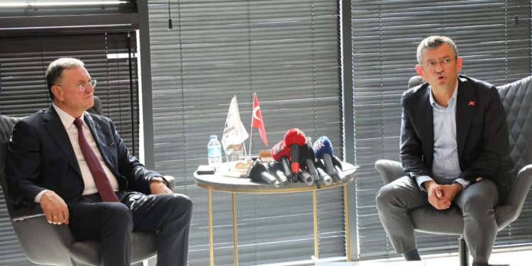 Özgür Özel'den Lütfü Savaş açıklaması: Başka birini koyduğumuzda kaybediyoruz, alternatif bulamadık