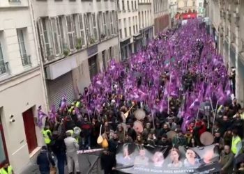 Paris'te yürüyen Kürtler, 11 yıl önceki katliamın soruşturmasından 'gizliliğin' kaldırılmasını istedi