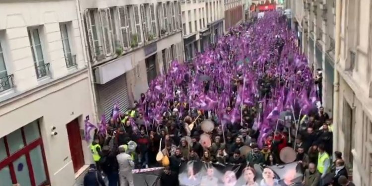 Paris'te yürüyen Kürtler, 11 yıl önceki katliamın soruşturmasından 'gizliliğin' kaldırılmasını istedi