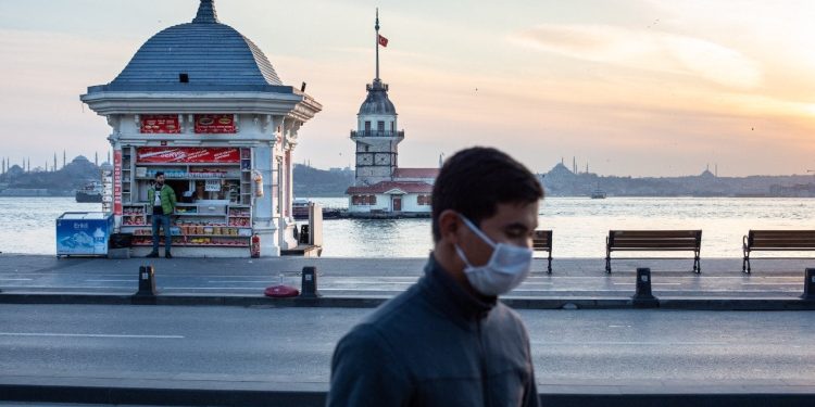 Maske uyarısı: Salgın çocuklarda daha fazla görülüyor