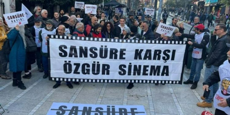 Sanat emekçileri 'sansüre hayır' eylemi