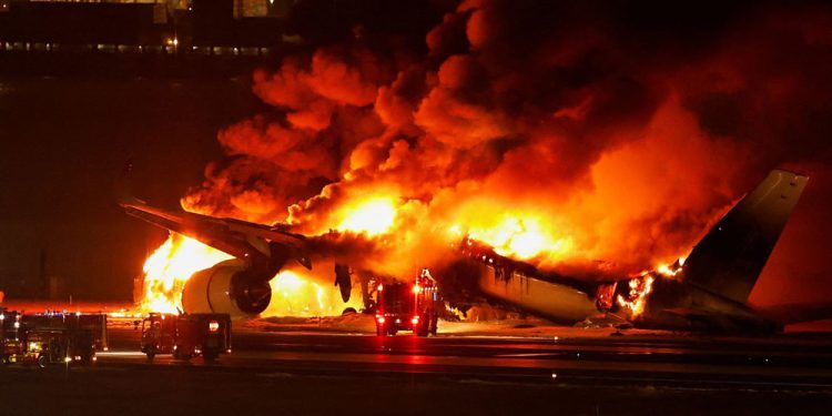 TOKYO | Pistte çarpışan uçaklar alev aldı: 5 ölü