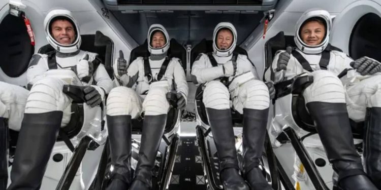 Türkiye'nin ilk uzay yolcusu kapsüle ulaştı