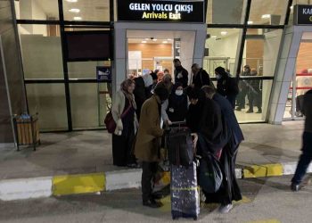 Umre kafilesini taşıyan uçakta şüpheli paket alarmı!