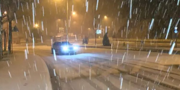 Üsküdar ve Kadıköy’de dolu, Kartal’da kar yağdı