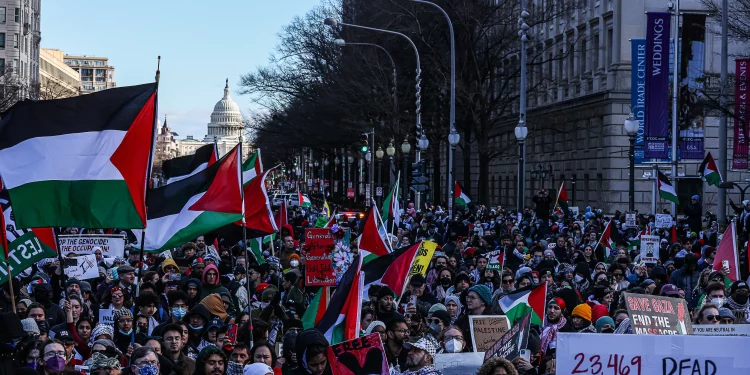Washington’da binlerce kişi Gazze’de ateşkes için yürüdü
