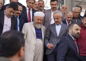 Yanında AKP'li isimler de var: Bakan Uraloğlu, İsmailağa cemaatine bağlı vakfı ziyaret etmiş