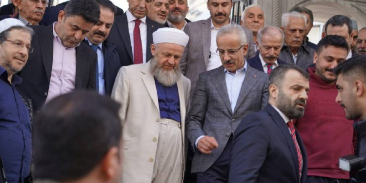 Yanında AKP'li isimler de var: Bakan Uraloğlu, İsmailağa cemaatine bağlı vakfı ziyaret etmiş