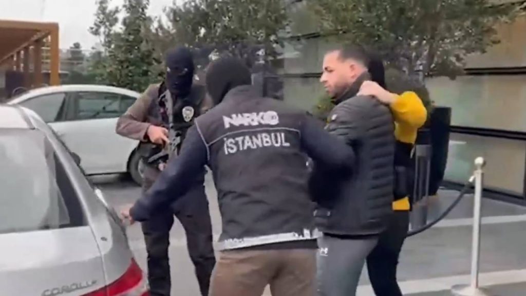 Yerlikaya duyurdu: Kırmızı bültenle aranan uyuşturucu karteli elebaşı, İstanbul'da yakalandı