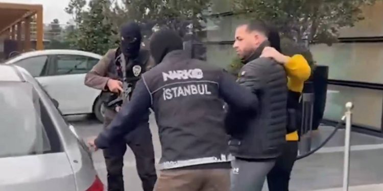 Yerlikaya duyurdu: Kırmızı bültenle aranan uyuşturucu karteli elebaşı, İstanbul'da yakalandı