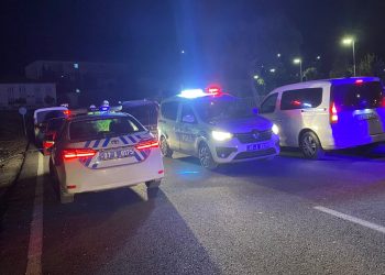 Yol üzerinde çilingir sofrası kuran gençler gözaltına alındı, araçları trafikten men edildi