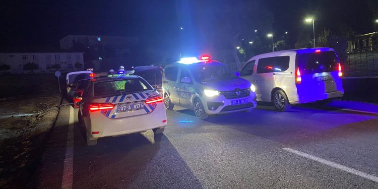 Yol üzerinde çilingir sofrası kuran gençler gözaltına alındı, araçları trafikten men edildi