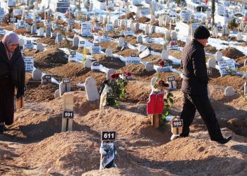 Depremzedeler, sorumluların hesap vermesi için adalet nöbetine başlıyor