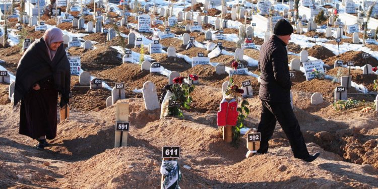 Depremzedeler, sorumluların hesap vermesi için adalet nöbetine başlıyor