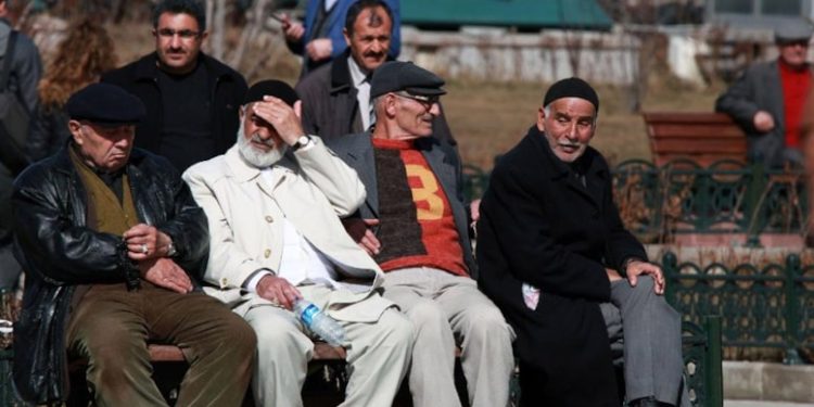Memur ve işçi emeklisi arasındaki adaletsiz zam yılda bir maaş kaybettirecek