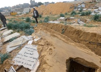 İsrail ordusu, Gazze’de Filistinlilerin mezarlarını açtığını doğruladı: ‘Rehine arıyorduk’