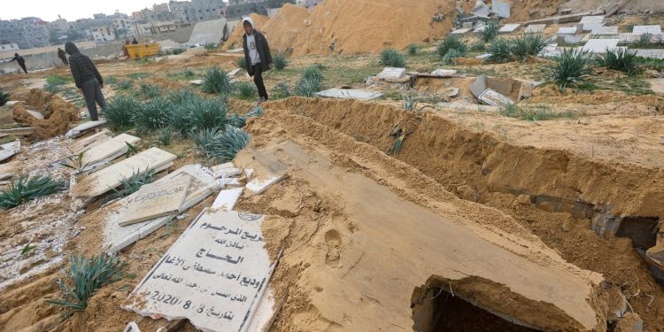 İsrail ordusu, Gazze’de Filistinlilerin mezarlarını açtığını doğruladı: ‘Rehine arıyorduk’