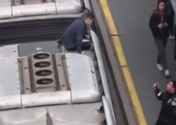 Metrobüsün üstünde yolculuk yapan kişi yakalandı