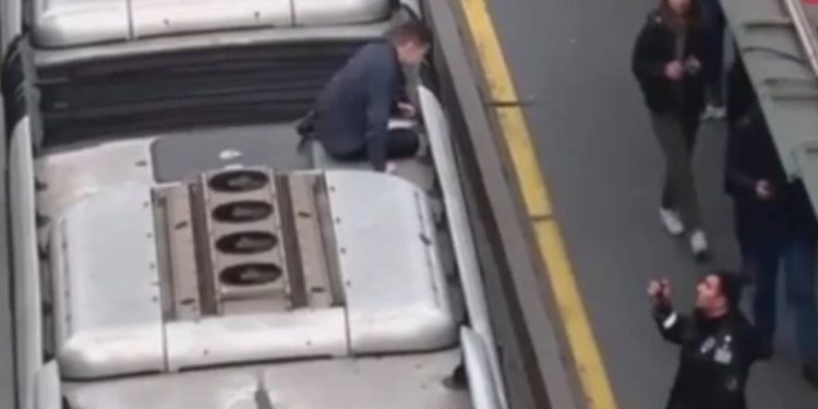 Metrobüsün üstünde yolculuk yapan kişi yakalandı