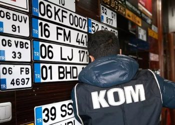 Sürücüler dikkat, yeni dönem resmen başladı: Plakalarda artık zorunlu!