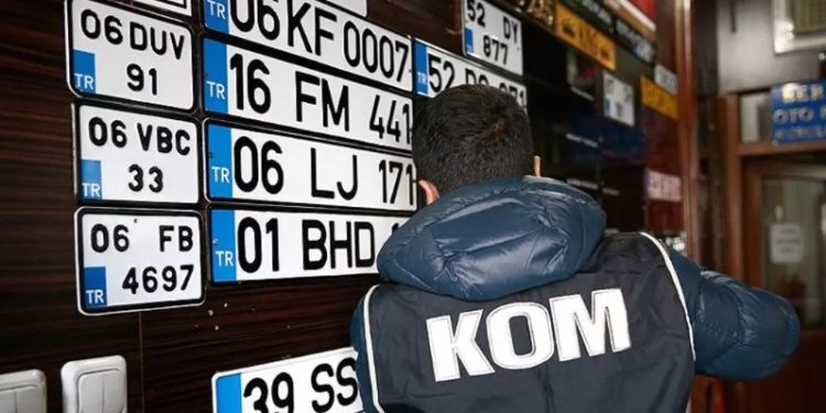 Sürücüler dikkat, yeni dönem resmen başladı: Plakalarda artık zorunlu!
