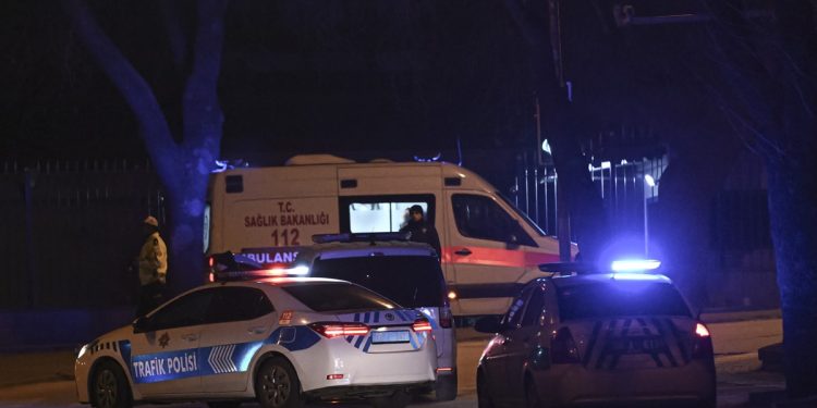 Şüpheli şahıs, İçişleri Bakanlığı önünde ‘dur’ ihtarına uymayınca vuruldu