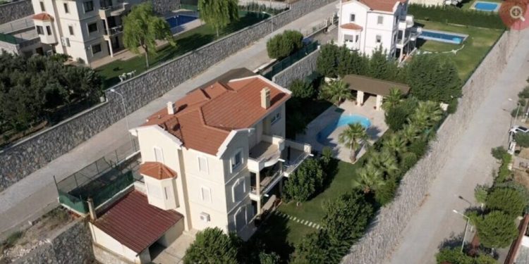 Mahkeme tahliye kararı verdi, rektör havuzlu villayı vermedi