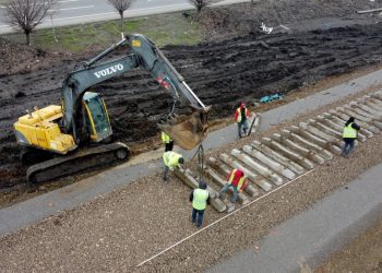 Depremin şiddetiyle hasar gören tren rayları onarılıyor