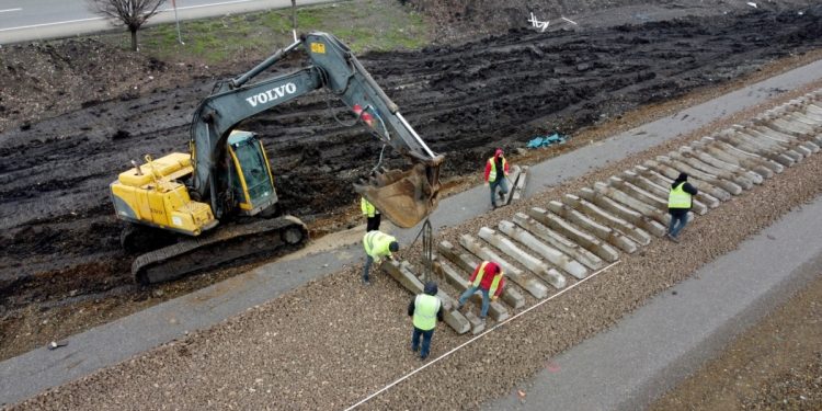 Depremin şiddetiyle hasar gören tren rayları onarılıyor