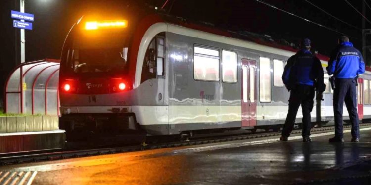 15 kişiyi rehin alan baltalı saldırgan vurularak etkisiz hale getirildi