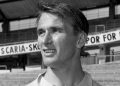 1958 Dünya Kupası finalinde forma giyen hayattaki son futbolcuydu; İsveçli Kurt Hamrin hayatını kaybetti