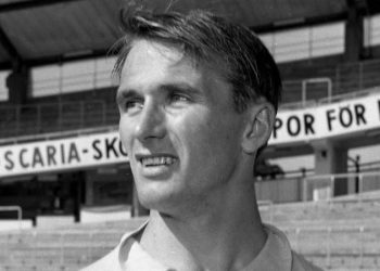 1958 Dünya Kupası finalinde forma giyen hayattaki son futbolcuydu; İsveçli Kurt Hamrin hayatını kaybetti