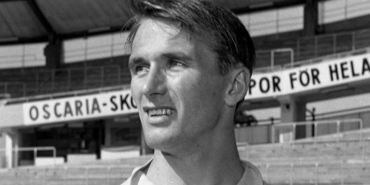 1958 Dünya Kupası finalinde forma giyen hayattaki son futbolcuydu; İsveçli Kurt Hamrin hayatını kaybetti