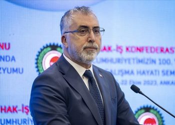 3 kişiden 2’si işsiz, Bakan ‘istihdamda tarihi zirvedeyiz’ dedi