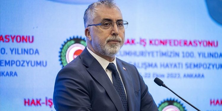 3 kişiden 2’si işsiz, Bakan ‘istihdamda tarihi zirvedeyiz’ dedi