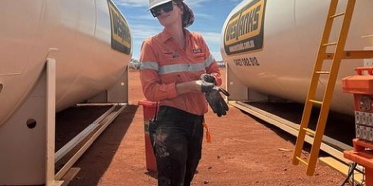 Eski Kainat Güzeli meslek değiştirdi, kamyon şoförü oldu