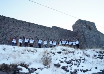 Halk toplantısının yapıldığı kalede ‘Bimre koletî, bijî azadî’ sloganı yükseldi
