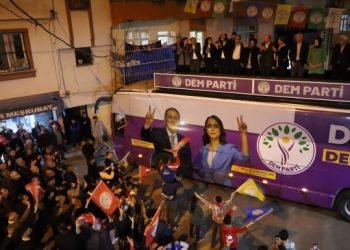 Adana’da halk adayları bağrına bastı: Hepinize biz kaybettireceğiz