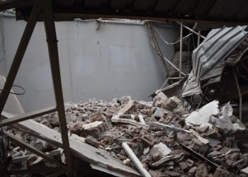 Sûr’da bir işyeri kontrolsüz bina yıkımında zarar gördü