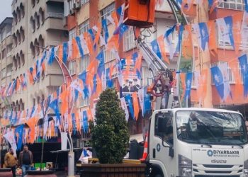 Kayyımdan seçim hizmeti: Belediye aracıyla AKP bayrakları astı