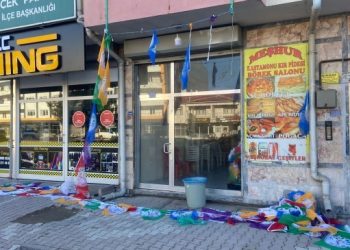 DEM Parti seçim bürosundaki bayraklar söküldü