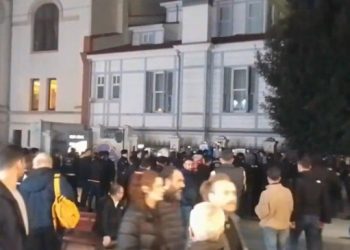 Gözaltıları protesto eden kadınlara polis müdahalesi