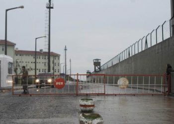 Kelepçeli muayene dayatmasını kabul etmeyen tutsaklara işkence