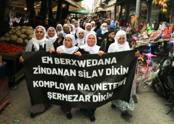 Adalet Nöbeti’ndeki annelerden komploya karşı yürüyüş