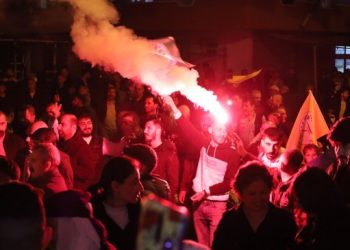 Akdeniz’de meşaleli büro açılışı